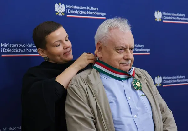 Andrzej Sapkowski z medalem Zasłużony Kulturze Gloria Artis. Spis komiksów o Wiedźminie