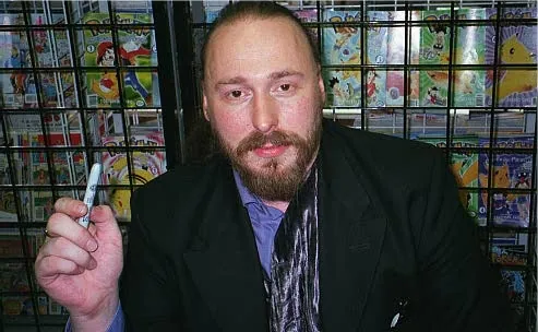 Warren Ellis podczas spotkania w nowojorskiej księgarni komiksowej w 2000 roku.